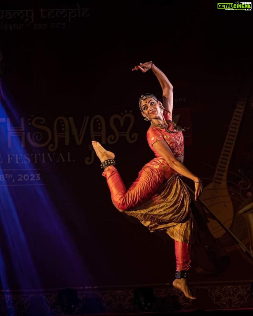 Rukmini Vijayakumar Instagram - Some pictures from my performance at the Vasantotsavam in Thrissur. With @raghuramvocals @shyam_rhythmgam @karthik_vydhatri & Mahesha swamy Lighting @keerthikumarleo Photos : amboor photography and @kalyanpuranand #bharatanatyam #indianclassicaldance #vasantotsav #thrissur #seetaramatemple #templedance
