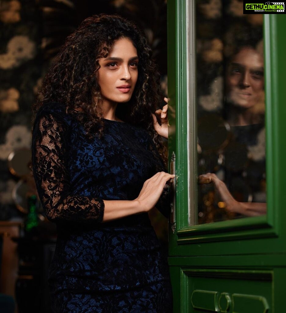 Rukmini Vijayakumar Instagram - A few more from the shoot with @sunnyjagesar Can’t believe that 4 months of 2023 have already passed. Life does go by fast…. #curlyhair #browngirl #blackdress #lacy #indiangirl #fashion #shoot