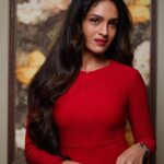 Rukmini Vijayakumar Instagram - Lady in red… Photo: @sunnyjagesar #dancer #browngirl #indiandancer #ladyinred #mirrormirror #dress