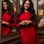 Rukmini Vijayakumar Instagram - Lady in red… Photo: @sunnyjagesar #dancer #browngirl #indiandancer #ladyinred #mirrormirror #dress