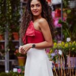 Rukmini Vijayakumar Instagram - Who doesn’t like flowers …. ♥️ Photo @sunnyjagesar #love #flowergirl #dancerlife #red #dress #reddress #brownskingirls