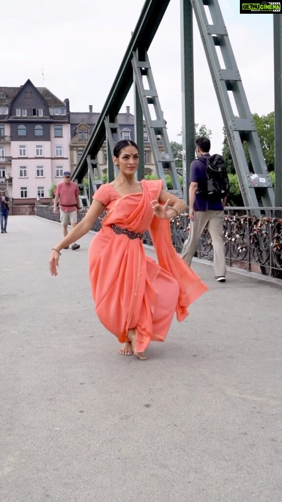Rukmini Vijayakumar Instagram - Going to be performing this beautiful composition in Mumbai this weekend! (Sorry the show is sold out) Looking forward to dancing in mumbai after a long time ♥️ Video : taken in Frankfurt while I was performing with @nrweventss Video by: @thatbeardedguysphotography #exploringfrankfurt #bharatanatyam #ardanareeshwara #jathi #indianclassicaldance