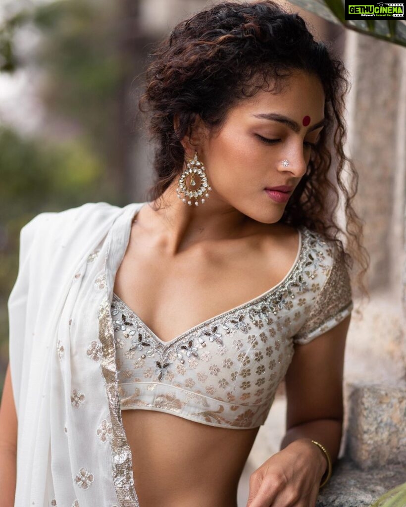 Rukmini Vijayakumar Instagram - Throwback to some pictures that @sunnyjagesar shot…. Will be sharing a few more that are more recent in the next week Clothes @anitadongre #dancer #white #ghagra #lovemylife #indian #indiandance #smile #indianwomen