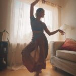 Rukmini Vijayakumar Instagram - Performance ready…. In Tallinn - Just warming up 😊 If you want to get tickets for tomorrow…. I’m performing in Frankfurt , Germany . @nrweventss Get your tickets soon. Link in my bio Music @jayanthiveena #dancerlife #tallinn #estonia #bharatanatyam
