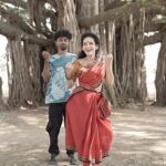 Rukmini Vijayakumar Instagram - Trying to get some dancing happening after “pack up” while shooting for @neermukile 🤣 We were all shattered… but once the work is done, there’s suddenly a spurt of energy! 💃🏻 First unsuccessful try was with @vivianambrose and then there were my lovely ladies @sruthisailesh and @makeupby_prarthana who were just as enthusiastic… ♥️ No - this is not Bharatanatyam. #dancer #justforfun #happy #joy #tumtum