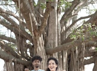 Rukmini Vijayakumar Instagram - Trying to get some dancing happening after “pack up” while shooting for @neermukile 🤣 We were all shattered… but once the work is done, there’s suddenly a spurt of energy! 💃🏻 First unsuccessful try was with @vivianambrose and then there were my lovely ladies @sruthisailesh and @makeupby_prarthana who were just as enthusiastic… ♥️ No - this is not Bharatanatyam. #dancer #justforfun #happy #joy #tumtum