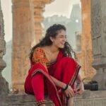 Rukmini Vijayakumar Instagram - “Laughter is the best medicine”, people say. And I think I’d have to agree. Don’t you always feel relief after a good amount of laughter? Some still while shooting for Neermukile with @unneeudayakumar and @vivianambrose Photo @photoluxphotography #laughter #joy #dancerlife #shoot #bharatanatyam