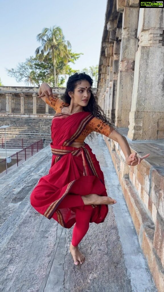 Rukmini Vijayakumar Instagram - Back at Melkote after about 17 years! Can’t believe that it’s been that long. A throwback to one of my first dance songs in a movie. “Kana kangiren” , from Ananda Tandavam , was shot here in melkote. Sorry I don’t really remember all the steps 😂 just a quick try between shooting for a music video with @unneeudayakumar @vivianambrose @makeupby_prarthana @sruthisailesh #tamilgirl #kanakangiren #throwback #justforfun #dancerlife #dance