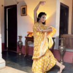 Rukmini Vijayakumar Instagram - Some dancing between shots … filming with @unneeudayakumar & @vivianambrose For a music video Make up: @makeupby_prarthana Costume: @ #dancerlife #joy #bharatanatyam #indiandancer #justforfun