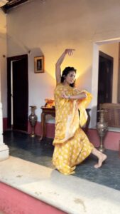 Rukmini Vijayakumar Instagram - Some dancing between shots … filming with @unneeudayakumar & @vivianambrose 

For a music video 
Make up: @makeupby_prarthana 
Costume: @

#dancerlife #joy #bharatanatyam #indiandancer #justforfun