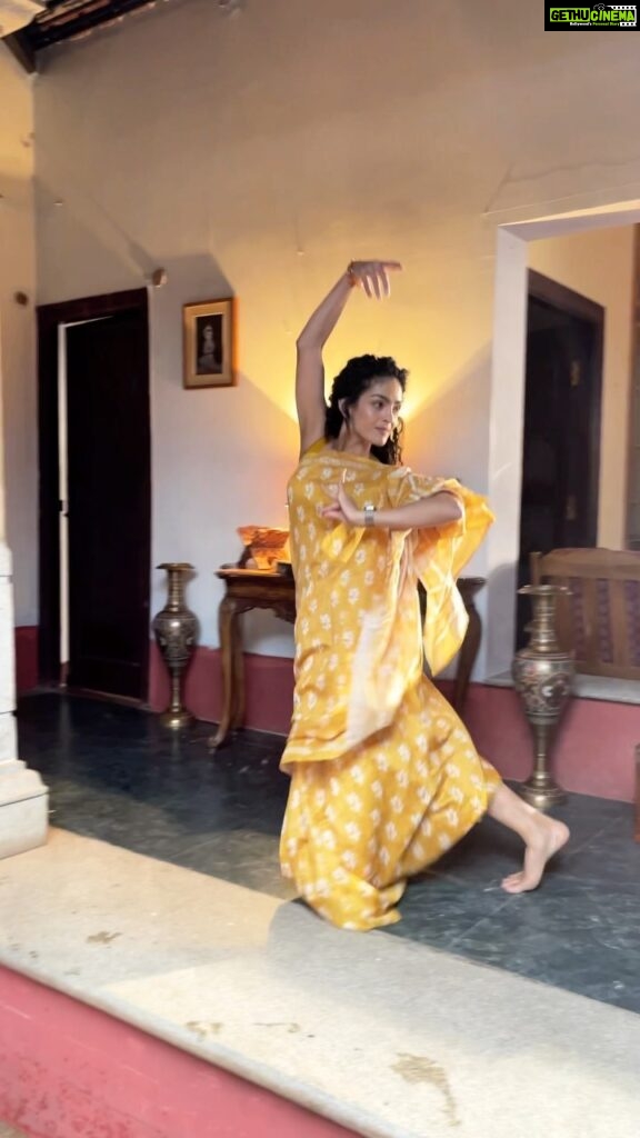 Rukmini Vijayakumar Instagram - Some dancing between shots … filming with @unneeudayakumar & @vivianambrose For a music video Make up: @makeupby_prarthana Costume: @ #dancerlife #joy #bharatanatyam #indiandancer #justforfun