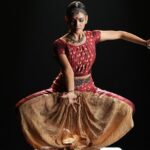 Rukmini Vijayakumar Instagram - As a Bharatnatyam artist, I performed on stages all over the world, each one shaping my art and defining me as a performer. But today, I am thrilled to take on Samsonite bags as my stage. These bags are built to withstand an incredible amount of pressure - up to 290 kgs - and endure intense impacts, thanks to rigorous overload and impact tests. Because you deserve, what's only been #TestedLikeSamsonite! @dancerukmini #SamsoniteIndia #DancerRukmini #Samsonite #MySamsonite #Luggage #luggagebag #Lifestyle