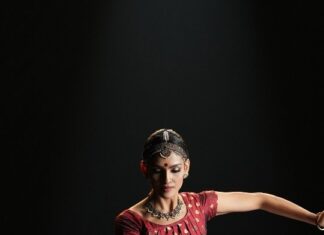 Rukmini Vijayakumar Instagram - As a Bharatnatyam artist, I performed on stages all over the world, each one shaping my art and defining me as a performer. But today, I am thrilled to take on Samsonite bags as my stage. These bags are built to withstand an incredible amount of pressure - up to 290 kgs - and endure intense impacts, thanks to rigorous overload and impact tests. Because you deserve, what's only been #TestedLikeSamsonite! @dancerukmini #SamsoniteIndia #DancerRukmini #Samsonite #MySamsonite #Luggage #luggagebag #Lifestyle
