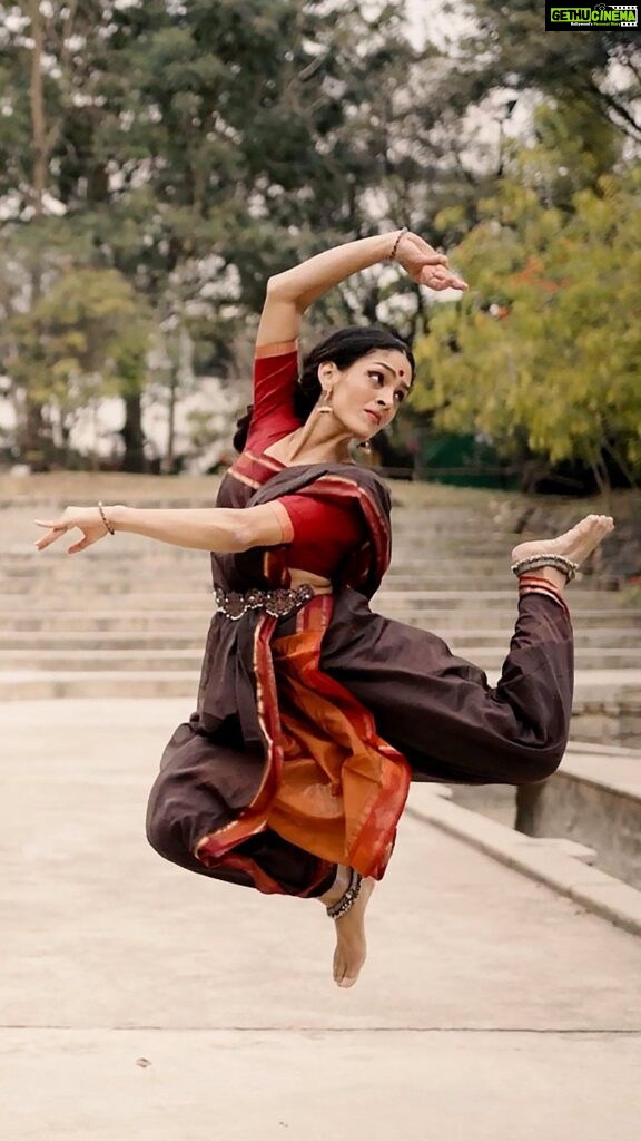 Rukmini Vijayakumar Instagram - Love this song by @therukural and @khatija.rahman . All of nature is in harmony…The world at large is in harmony. If we learn from nature, humans will also live harmoniously. Enjoyed dancing to #Sagavaasi ! @cokestudiotamil #ad #bharatanatyam #dancereel #onewithnature #idhunammalsai #cokestudiotamil Video @vivianambrose
