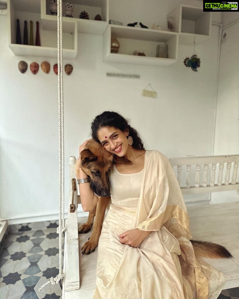 Rukmini Vijayakumar Instagram - My heart broke leaving this fellow behind this time. His loving eyes ♥️ blocking the door ☹️. Off to Estonia - Germany - Netherlands- Switzerland for performances and workshops Details in the link in my bio. Traveling is hard when you leave family behind … But I’m looking forward to seeing you all in these beautiful countries… and living shared experiences through art ♥️ #dancerlife #indiandancer #bharatanatyam #bharatnatyamdancer #lovemydog #dogmom #gsd #germanshepherd #lifewithkong