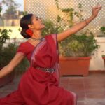 Rukmini Vijayakumar Instagram - The “attami” , side to side neck movement is often used by people to represent bharatanatyam. It has become indicative of the style itself in some ways to the layman, and I’ve seen it used as a comic metaphor for traditional indian dance in many different places. Strangely enough, the movement of the neck is unique to this dance vocabulary, but to make it represent the entire form would be as arbitrary as choosing chicken tikka to represent the entirety of indian cuisine. Classical indian dance is layered in more ways than one. It’s not just mimetic as many presume, it is theatrical in a unique way. the layering of rhythm is incredibly complex and the possibilities of creativity are endless. So the next time you see a strange head bobbing used to represent bharatanatyam, I hope you think of me and smile to yourself. 😊 (knowing that they have no idea about the true wealth of Bharatanatyam) Music: Kalakriya Video: @vivianambrose #bharatanatyam #attami #represent #indiandance #indianclassicaldance #indiandance #bharatnatyam