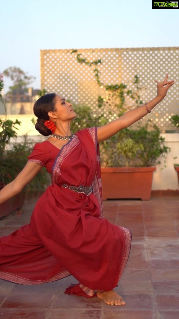 Rukmini Vijayakumar Instagram - The “attami” , side to side neck movement is often used by people to represent bharatanatyam. It has become indicative of the style itself in some ways to the layman, and I’ve seen it used as a comic metaphor for traditional indian dance in many different places. Strangely enough, the movement of the neck is unique to this dance vocabulary, but to make it represent the entire form would be as arbitrary as choosing chicken tikka to represent the entirety of indian cuisine. Classical indian dance is layered in more ways than one. It’s not just mimetic as many presume, it is theatrical in a unique way. the layering of rhythm is incredibly complex and the possibilities of creativity are endless. So the next time you see a strange head bobbing used to represent bharatanatyam, I hope you think of me and smile to yourself. 😊 (knowing that they have no idea about the true wealth of Bharatanatyam) Music: Kalakriya Video: @vivianambrose #bharatanatyam #attami #represent #indiandance #indianclassicaldance #indiandance #bharatnatyam