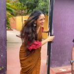 Rukmini Vijayakumar Instagram - I thought that I was making an entrance…. 🙄 Until…. Thanks @vivianambrose 😜 This is the beautiful @shankaraa.foundation and I’m looking forward to performing at the @soma_artfestival on the 11th of February #dancerlife #anticlimax #lovemylife #saree #walk #friends