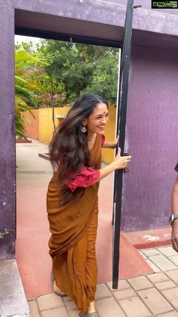 Rukmini Vijayakumar Instagram - I thought that I was making an entrance…. 🙄 Until…. Thanks @vivianambrose 😜 This is the beautiful @shankaraa.foundation and I’m looking forward to performing at the @soma_artfestival on the 11th of February #dancerlife #anticlimax #lovemylife #saree #walk #friends