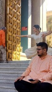 Rukmini Vijayakumar Instagram - We performed at the @heritageparampara Gudiya sambhrama festival this morning. It was a beautiful ode to Devi. And it made me so happy to dance happily with freedom with @raghuramvocals and @bruthuva . Here’s me and my bestie Raghu having some fun on the temple stairs after the show. 

Don’t miss the rest of the festival!!! We are going to be back on the 31st with “The Goddess” with @raadhakalpa . And there are a host of other performances everyday…: 

Check the @heritageparampara profile for the full schedule 

Thank you for this video @cycle.in_ @kish_5oo7 

#bharatanatyam #templefestival #gudiyasambhrama #indiandance #dancerlife #mallari #besties #temple #devagiri