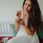 Rukmini Vijayakumar Instagram - Eating a handful of natural almonds daily always helps me stay fit and keeps my skin glowing. You should give it a try too. #HolisticHealthWithAlmonds #health #fitness #almonds #paidpartnership #collab