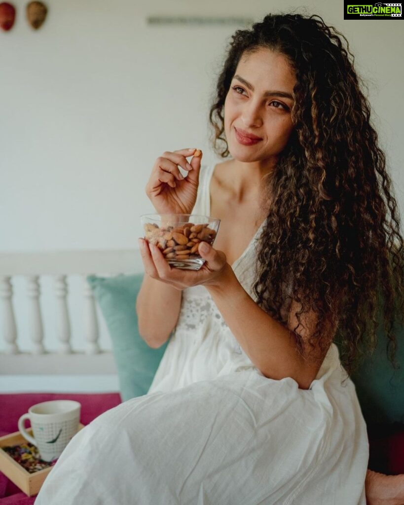 Rukmini Vijayakumar Instagram - Eating a handful of natural almonds daily always helps me stay fit and keeps my skin glowing. You should give it a try too. #HolisticHealthWithAlmonds #health #fitness #almonds #paidpartnership #collab