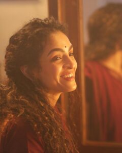Rukmini Vijayakumar Instagram - I saw a man this morning wearing his headphones and dancing in the park, oblivious to those around him. He seemed really happy. But many people walking by looked at him like he was strange. 

It’s a funny thing that happiness, silliness and unfettered joy is only accepted when someone has had a drink. If someone is happy and dancing for no reason, they are looked at strangely. Not sure why we live in a society where one has to grow out of the simple human expression of joy of by the time they are teenagers. 

I hope to live in a society where dancing and singing and twirling for no reason are completely acceptable behaviour one day. ♥️

Photo: @nithin_nandakumar from my shoot for the music video Neermukile. @unneeudayakumar 
DOP @vivianambrose 
Costumes: @manu_smrithim_design_factor 
Stylist: @ms.z_mate 
Make up: @makeupby_prarthana 

#thoughts #innergrowth #journey #spirituality #findingoneself #happiness #joy #freedom #societalnorms #dancing #singing