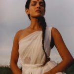 Rukmini Vijayakumar Instagram - Sunlight and shadows …. Photo @suleikamueller Styling @aartthie #parvati #bhakti #shiva #bharatanatyam #urudruta #innerlight #vedanta