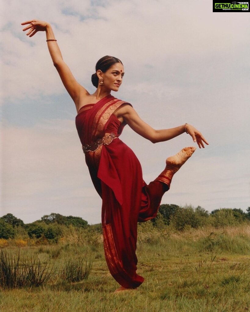 Rukmini Vijayakumar Instagram - To be in the moment, is the greatest gift of all. More pictures with @suleikamueller & @aartthie #bharatanatyam #dancer #indiandancer #redsaree #vogueindia