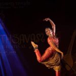 Rukmini Vijayakumar Instagram - Heat makes you lose stamina like almost nothing else does. It was hot during this outdoor performance and my costume was drenched by the time the Tillana began. I always believe that we prepare for the worst conditions, not for the best. It’s easier to dance in an air conditioned studio with sprung wooden floors, wearing a light fabric salwar. It’s a whole other thing to dance outdoors in 35 degrees, on a carpeted stage, in silks. We can always make excuses for when things go wrong… but I tell my students that there will always be something wrong. Practise prepares us to dance despite many things not being conducive to have a perfect performance. We just have to dance… and be in the moment and enjoy it, trusting that our practice will carry us through. Tillana from a recent performance with @raghuramvocals @shyam_rhythmgam @karthik_vydhatri and Mahesha swamy And ofcourse my coach @somyarout2806 ♥️ #bharatanatyam #tillana #improvise #vasantotsavam #templefestival #indiandancer