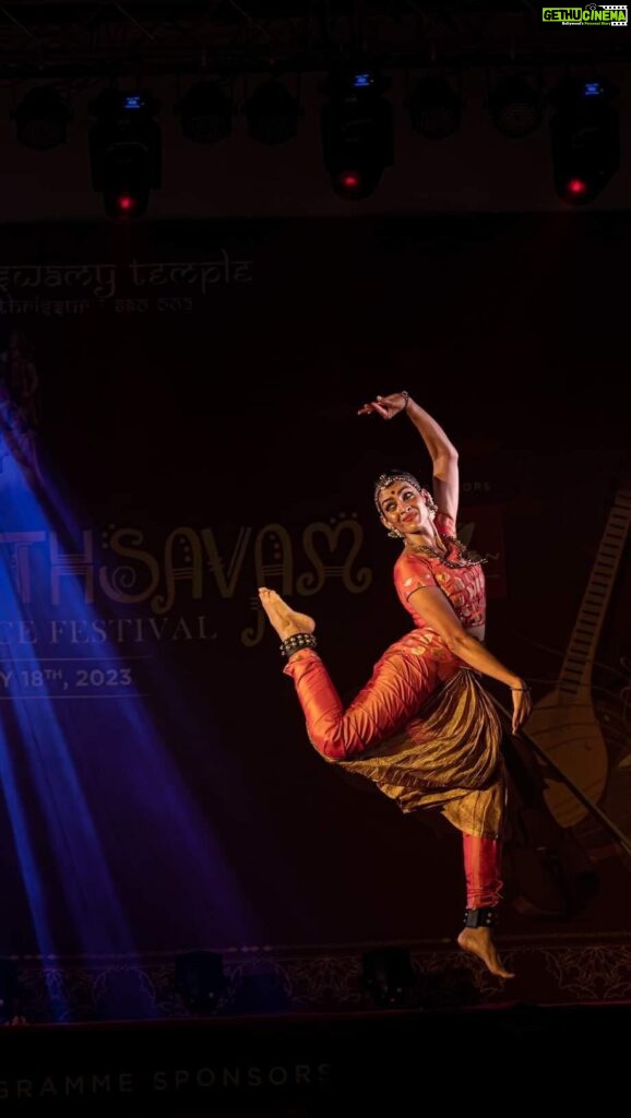 Rukmini Vijayakumar Instagram - Heat makes you lose stamina like almost nothing else does. It was hot during this outdoor performance and my costume was drenched by the time the Tillana began. I always believe that we prepare for the worst conditions, not for the best. It’s easier to dance in an air conditioned studio with sprung wooden floors, wearing a light fabric salwar. It’s a whole other thing to dance outdoors in 35 degrees, on a carpeted stage, in silks. We can always make excuses for when things go wrong… but I tell my students that there will always be something wrong. Practise prepares us to dance despite many things not being conducive to have a perfect performance. We just have to dance… and be in the moment and enjoy it, trusting that our practice will carry us through. Tillana from a recent performance with @raghuramvocals @shyam_rhythmgam @karthik_vydhatri and Mahesha swamy And ofcourse my coach @somyarout2806 ♥️ #bharatanatyam #tillana #improvise #vasantotsavam #templefestival #indiandancer
