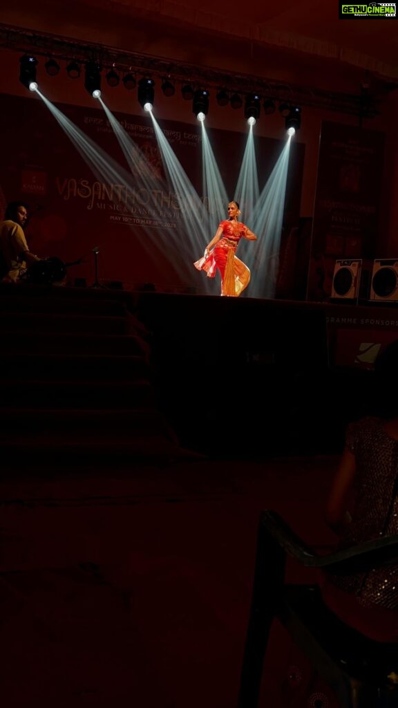 Rukmini Vijayakumar Instagram - A small clipping from my recent performance in Thrissur for the Vasantotsavam With @raghuramvocals @karthik_vydhatri @shyam_rhythmgam and Mahesha swamy #bharatanatyam #ardanarishwara #ardhanareeswara #shiva #parvati #devi #temple #kerala #templefestival