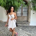 Rukmini Vijayakumar Instagram – #Ibiza . I loved the old town. It was the best part of my visit. The tiny cobblestone streets and cafés, flowers growing between quaint houses, arched wooden doorways…. 

Might be back for more! 

#Spain #traveldiaries #dancer #bharatanatyamdancer #ibiza