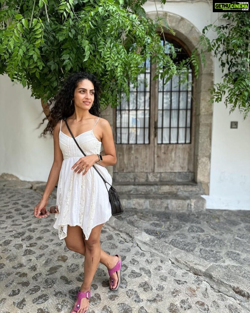 Rukmini Vijayakumar Instagram - #Ibiza . I loved the old town. It was the best part of my visit. The tiny cobblestone streets and cafés, flowers growing between quaint houses, arched wooden doorways…. Might be back for more! #Spain #traveldiaries #dancer #bharatanatyamdancer #ibiza
