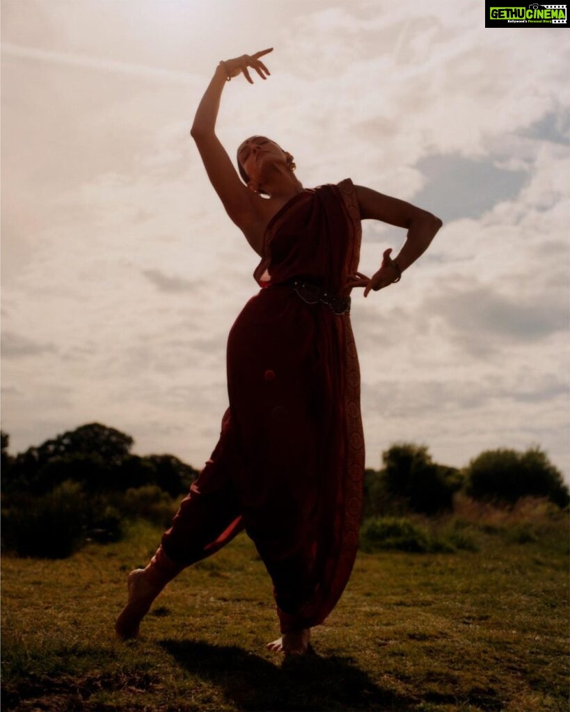 Rukmini Vijayakumar Instagram - Reaching to the light…. eternally . Photos @suleikamueller Styling @aartthie From our series with vogue india #dancerlife #light #longing #bharatanatyam #indiandancer #surrender #spirituality #vedanta