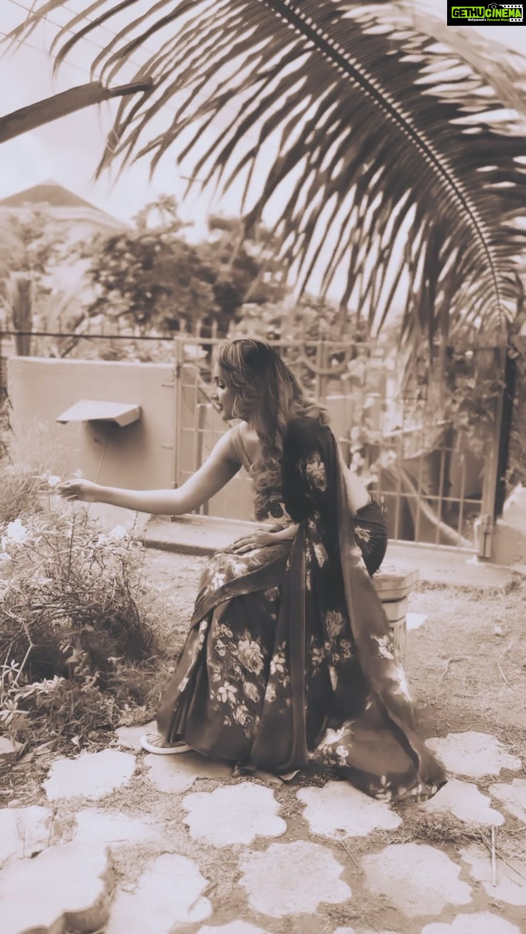 Rupali Bhosale Instagram - “ l am not this hair, l am not this skin, l am the soul that lives within ” ~ RuMi ~ Hair & video @ruksar__99 Makeup 🙋🏻♀️ . . . . . . #LifeIsBeautiful #Rumi #FeelLife #FeelItReelIt #InstaGood #PositiveVibes #InstaVideo #Saturday #SaturdayVibes #Ootd #Saree #SareeLove #RupaliBhosle #RockingRupali #RupaliWinningHearts #KeepLoving #Sanjana #StarPravah #AaiKutheKayKarte 🧿