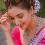 Rupali Bhosale Instagram - 🎭 Acting is Reacting and Reacting happens only when you are a good listener. 🎭 BY THE WAY TYA MUG MADHE TEA KINVA COFFEE NASUN PAANI AHE. Khoop da me ha anubhav ghetala ahe asa hota mothe scenes astat tevha aaplya lines ahet ka adhi te baghaycha ani asalya ki tevdhya paath karaychya ani nasalya ki mag kay ti script parat karun takaychi mag mazi line nahiye tari maza naav ka lihila asel writer ne hyacha vichar nahi karaycha. Pan maza vichar kayam ch vegala hota, ahe ani rahil. Mala vatat jevha jevha aaplya la scene madhe line naste tevha kalakar mhanun jababdari ajun vadhate. Writer ne maza naav lihilay mhanje maza presence important ahe. Line nasali tari mazya reactions important ahet ani tya me tevdhya ch Pramanik pane denar, dyayla havya. Baryach da audience mhanun me sudha dialogue bolnarya kalakara peksha dusara kalakar kay react kartoy hya kadhe laksha asta.. Khoop motha video ahe pan me muddam toh edit kela nahi hya profession madhe anek varsha zali mala pan ek gosht me kayam mazya sobat thevali ti mhanje pramanikpane kaam karat rahane “CASUAL” approach mala reel ani real madhe kadhich patala nahi avdhala nahi.. ani mhanun toh kadhi mazya Kamat Sudha ala nahi. Hya anek varshan chya pravasat anek anubhav anek lok ale ani khoop kahi shikaun gele. Changlya goshtin n cha swagat kela ani vaeit goshtin ch sudha kela karan tyamule apan exactly kay karu naye ha vichar karayla madat zali.. Aso bakki sagala uttam 😊 Hair by @ruksar__99 Styled by @mangesh_adhikari9 Video by @ruksar__99 Makeup 🙋🏻‍♀️ . . . . . . #LifeIsBeautiful #Acting #ActingIsReacting #Performer #Artist #FeelLife #InstaGood #PositiveVibes #InstaVideo #Tuesday #TuesdayVibes #Ootd #RupaliBhosle #RockingRupali #RupaliWinningHearts #KeepLoving #Sanjana #StarPravah #AaiKutheKayKarte 🧿