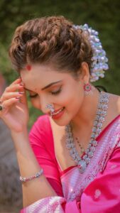 Rupali Bhosale Instagram - 🎭 Acting is Reacting and Reacting happens only when you are a good listener. 🎭 BY THE WAY TYA MUG MADHE TEA KINVA COFFEE NASUN PAANI AHE. Khoop da me ha anubhav ghetala ahe asa hota mothe scenes astat tevha aaplya lines ahet ka adhi te baghaycha ani asalya ki tevdhya paath karaychya ani nasalya ki mag kay ti script parat karun takaychi mag mazi line nahiye tari maza naav ka lihila asel writer ne hyacha vichar nahi karaycha. Pan maza vichar kayam ch vegala hota, ahe ani rahil. Mala vatat jevha jevha aaplya la scene madhe line naste tevha kalakar mhanun jababdari ajun vadhate. Writer ne maza naav lihilay mhanje maza presence important ahe. Line nasali tari mazya reactions important ahet ani tya me tevdhya ch Pramanik pane denar, dyayla havya. Baryach da audience mhanun me sudha dialogue bolnarya kalakara peksha dusara kalakar kay react kartoy hya kadhe laksha asta.. Khoop motha video ahe pan me muddam toh edit kela nahi hya profession madhe anek varsha zali mala pan ek gosht me kayam mazya sobat thevali ti mhanje pramanikpane kaam karat rahane “CASUAL” approach mala reel ani real madhe kadhich patala nahi avdhala nahi.. ani mhanun toh kadhi mazya Kamat Sudha ala nahi. Hya anek varshan chya pravasat anek anubhav anek lok ale ani khoop kahi shikaun gele. Changlya goshtin n cha swagat kela ani vaeit goshtin ch sudha kela karan tyamule apan exactly kay karu naye ha vichar karayla madat zali.. Aso bakki sagala uttam 😊 Hair by @ruksar__99 Styled by @mangesh_adhikari9 Video by @ruksar__99 Makeup 🙋🏻‍♀️ . . . . . . #LifeIsBeautiful #Acting #ActingIsReacting #Performer #Artist #FeelLife #InstaGood #PositiveVibes #InstaVideo #Tuesday #TuesdayVibes #Ootd #RupaliBhosle #RockingRupali #RupaliWinningHearts #KeepLoving #Sanjana #StarPravah #AaiKutheKayKarte 🧿