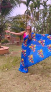 Rupali Bhosale Instagram - ❤️ OLD IS GOLD ❤️

Hair & Video by @ruksar__99 
Makeup 🙋🏻‍♀️
.
.
.
.
.
.
#LifeIsBeautiful #OldSong #OldIsGold  #FeelLife #FeelItReelIt #InstaGood #PositiveVibes #InstaVideo #Thursday #ThursdayVibes #Ootd #Saree #SareeLove #RupaliBhosle #RockingRupali #RupaliWinningHearts #KeepLoving #Sanjana #StarPravah #AaiKutheKayKarte 🧿