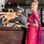 Rupali Bhosale Instagram - Happiness is wearing your mother's saree and trying to emulate her. I saw myself beautiful in Mumma’s Saree This Saree has so much love and warmth Mumma chi saree ani Mumma cha ashirwad 🙏🏻❤️🙏🏻 Aaplya kadhe kitti hi kapade asale kinva saadya asalya tari aai chi saadi nesanyachi majja vegalich aste hya saadi cha anubhav sudha asach ahe khoop warmth, prem vegala aatmavishwas, toh fragrance ani ek saurakshan kavach. Mala kharach kahi efforts ghyave lagale nahit hi saadi nesali ani aapoaap ek vegalich grace, aura, chamak ani feel good feeling ali… apan chan distoy he kuthetari aaplya saglyana mahit asta pan hya saadi mule ani specially hi mumma chi saadi asalyamule me kharch Sunder disat hote 😊🫶 . . . . . . #LifeIsBeautiful #MummaChiSaree #Saree #SareeLove #FeelLife #InstaGood #PositiveVibes #InstaPic #Friday #FridayVibes #Ootd #RupaliBhosle #RockingRupali #RupaliWinningHearts #KeepLoving #Sanjana #StarPravah #AaiKutheKayKarte 🧿