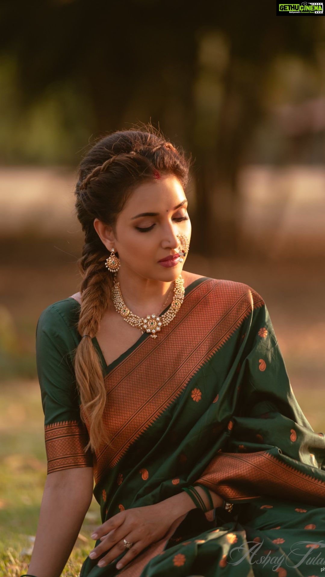Rupali Bhosale Instagram - BTS BTS BTS @santosh_bhangre_official ani tyachi team kayam kahitari amazing gheun yetat pratek event sathi ani kamalichi goshti mhanje amhi kayam shoot karat karat rehearsal karat asto Aki mag sandhyakali he sequence shoot hotat saglyancha comfort baghun konala kay ani kasa jamnar ahe he baghun santosh tyachi Choreography karto.. tyachya hya goad muli Sudha itakya hushaar ani guni ahet ani mehenati ahet ek vegali energy gheun yetat kayam ani majja yete.. Thank you 🫶 Video by @raju_chiluka31 @abhisheksdeshmukh @niranjan8889 @star_pravah