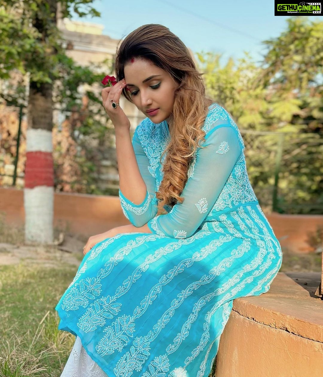 Rupali Bhosale Instagram - Whether One Moves Slowly Or With Speed The One Who Is A Seeker Will Be A Finder... ~ RuMi ~ Hair by @ruksar__99 Makeup by ππ»ββοΈ Clicked by @raju_chiluka31 Kurta by @gauri.ethnic . . . . . . #LifeIsBeautiful #FeelLife #InstaGood #PositiveVibes #InstaVideo #Friday #FridayVibes #Ootd #RupaliBhosle #RockingRupali #RupaliWinningHearts #KeepLoving #Sanjana #StarPravah #AaiKutheKayKarte π§Ώ