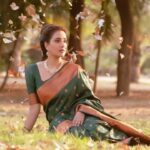 Rupali Bhosale Instagram - Hya badal me bolat hote pratek goshti maage khoop mehenat ani creativity aste Rukasar khoop utasahi ahe tichya kadhe kayam kahi na kahi ideas astat ani mag ti tya ashya vaaparte ani mag magician Ashay magic karto kamalichi gosht Mhanje hya veli Rukasar ne Sameer dada na Sudha sodala nahi te hi tevdhyach utasahat hya saglyat saamil zale ani Raju hotach he sagala record karayla.. mazya photos var tumhi sagale yevdhe likes ani comments cha varshao karta pan te chan yetat karan hi mazi mansa tevdhich mehenat ghet astat ani te hi satat.. so mala jitaka prem milata likes kinva comments madhun tyat hya mazya mansancha sudha vaata ahe. TEAM WORK kharach Love you guys @ruksar__99 @mhatresameer60 @ashayrtulalwar @raju_chiluka31 . . . . . . . . #Bts #SareeLove #LifeIsBeautiful #Saree #Traditional #GratitudeAttitude #TeamWork #SaturdayVibes #FeelItReelIt #Fashion #Ootd #OotdFashion #RupaliBhosle #RockingRupali #RupaliWinningHearts #KeepLoving #AaiKutheKayKarte #Sanjana 🧿