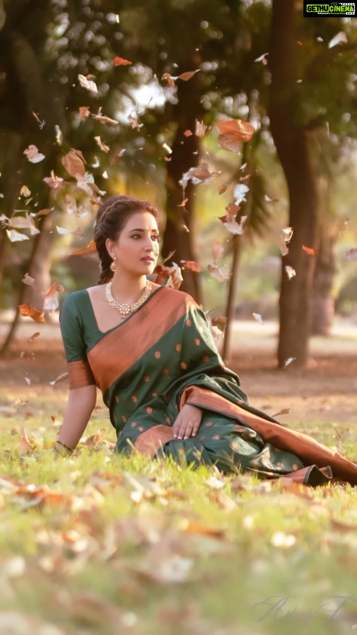 Rupali Bhosale Instagram - Hya badal me bolat hote pratek goshti maage khoop mehenat ani creativity aste Rukasar khoop utasahi ahe tichya kadhe kayam kahi na kahi ideas astat ani mag ti tya ashya vaaparte ani mag magician Ashay magic karto kamalichi gosht Mhanje hya veli Rukasar ne Sameer dada na Sudha sodala nahi te hi tevdhyach utasahat hya saglyat saamil zale ani Raju hotach he sagala record karayla.. mazya photos var tumhi sagale yevdhe likes ani comments cha varshao karta pan te chan yetat karan hi mazi mansa tevdhich mehenat ghet astat ani te hi satat.. so mala jitaka prem milata likes kinva comments madhun tyat hya mazya mansancha sudha vaata ahe. TEAM WORK kharach Love you guys @ruksar__99 @mhatresameer60 @ashayrtulalwar @raju_chiluka31 . . . . . . . . #Bts #SareeLove #LifeIsBeautiful #Saree #Traditional #GratitudeAttitude #TeamWork #SaturdayVibes #FeelItReelIt #Fashion #Ootd #OotdFashion #RupaliBhosle #RockingRupali #RupaliWinningHearts #KeepLoving #AaiKutheKayKarte #Sanjana 🧿