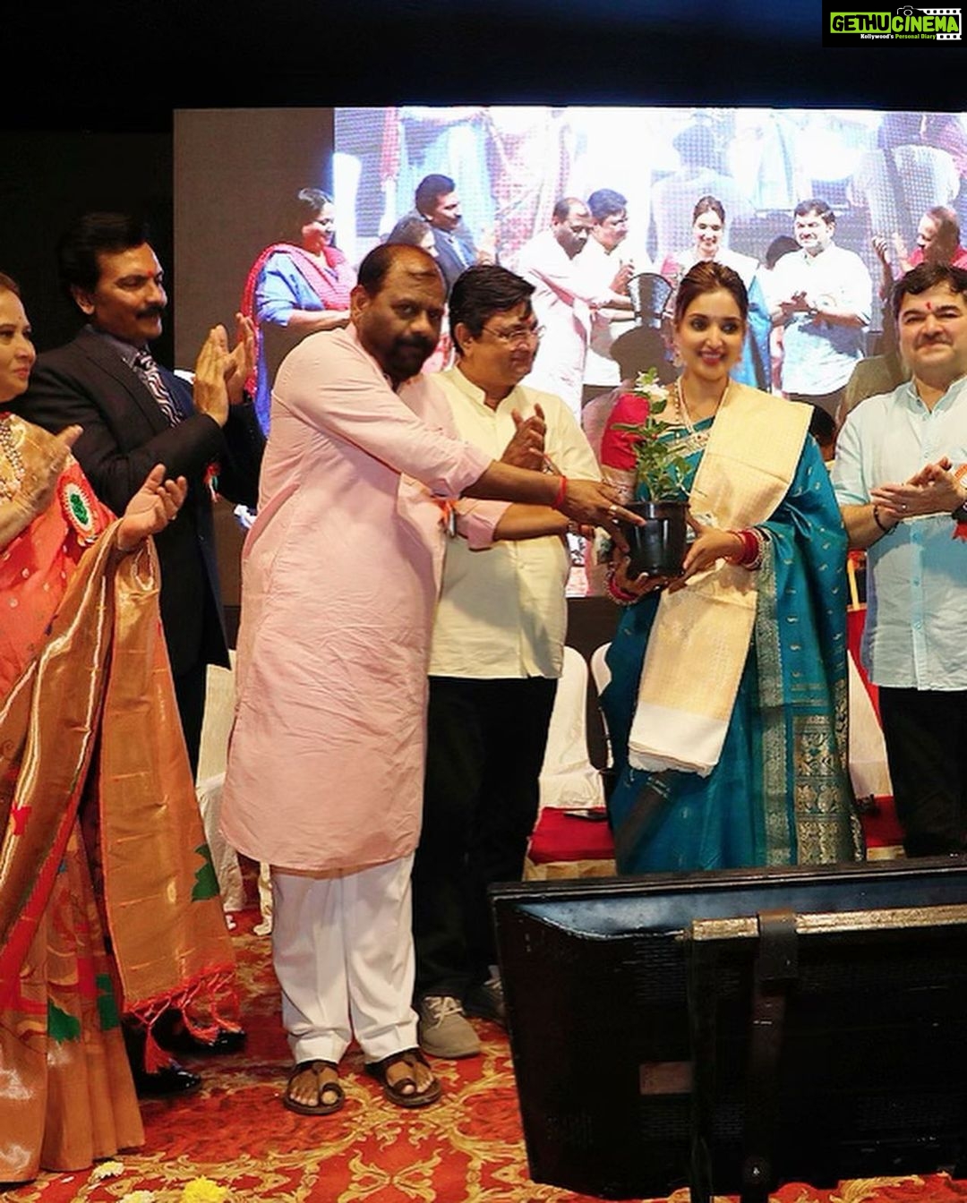 Rupali Bhosale Instagram - अखिल भारतीय मराठी नाट्य परिषद तळेगाव शाखेचा २०२३ चा “कलागौरव पुरस्कार” तळेगावला झाला आणि ह्या पुरस्कारासाठी यंदा आमची संजना अनिरुद्ध ची निवड झाली. खूप खूप धन्यवाद ! अखिल भारतीय मराठी नाट्य परिषद तळेगाव शाखा