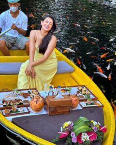 Samiksha Jaiswal Instagram - Picnic on a boat with koi fishes all around!💛 Serenity!💛 . . . . . . . . . . . . . . #kamandalu #ubud #koifish #date #picnic #instagood
