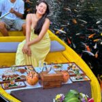 Samiksha Jaiswal Instagram – Picnic on a boat with koi fishes all around!💛

Serenity!💛

.
.
.
.
.
.
.
.
.
.
.
.
.
.
#kamandalu #ubud #koifish #date #picnic #instagood