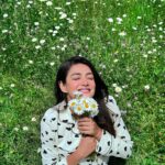 Samiksha Jaiswal Instagram – “Daisies are like sunshine to the ground.” 🤍