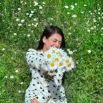 Samiksha Jaiswal Instagram – “Daisies are like sunshine to the ground.” 🤍