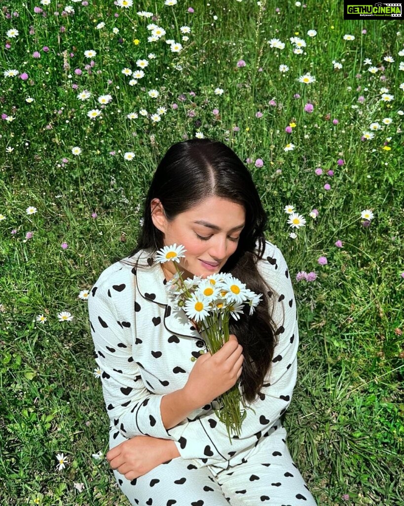 Samiksha Jaiswal Instagram - “Daisies are like sunshine to the ground.” 🤍